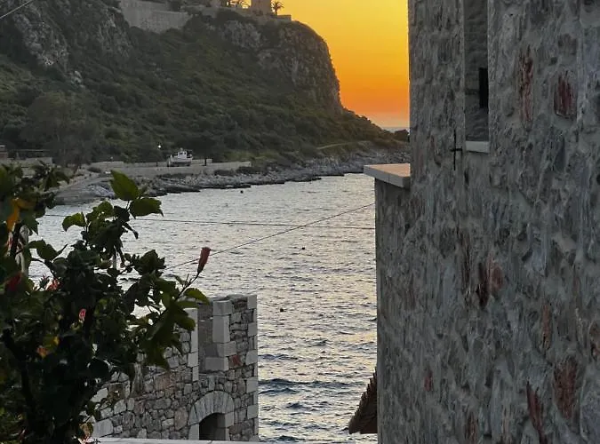 Limeni Studios 招待所 3*